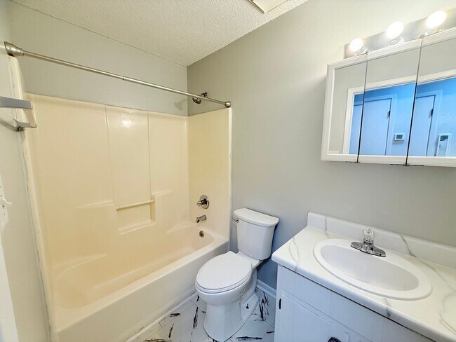 Foto del edificio - Affordable 2-Bedroom Duplex