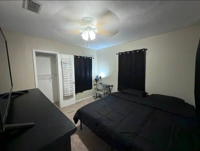 Foto del edificio - 11512 Grovewood Ave