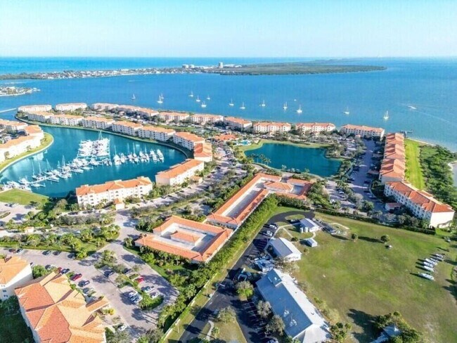 Building Photo - 11 Harbour Isle Dr W