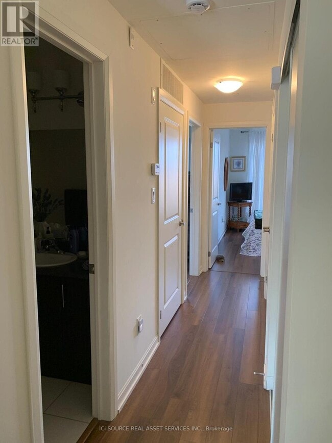 Building Photo - 487 Queen St