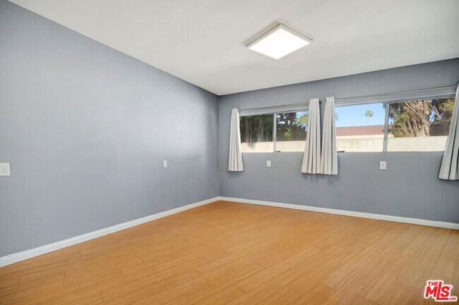 Foto del edificio - 15157 Valleyheart Dr