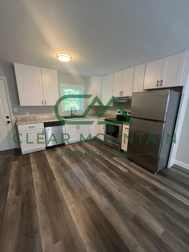 Building Photo - Updated 2BR 1BA Townhome in downtown Greer!