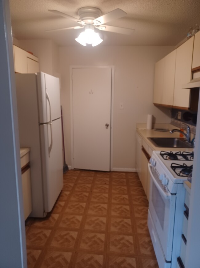 Kitchen - 2500 N Van Dorn St