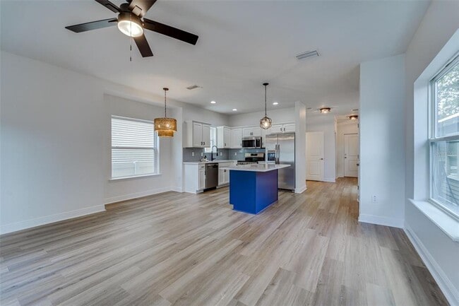 Building Photo - 1933 W Chestnut St