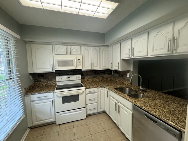 Building Photo - 3 Bedroom, 2 Bath End Unit Townhouse in Ra...