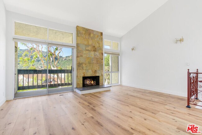 Building Photo - 17095 Palisades Cir