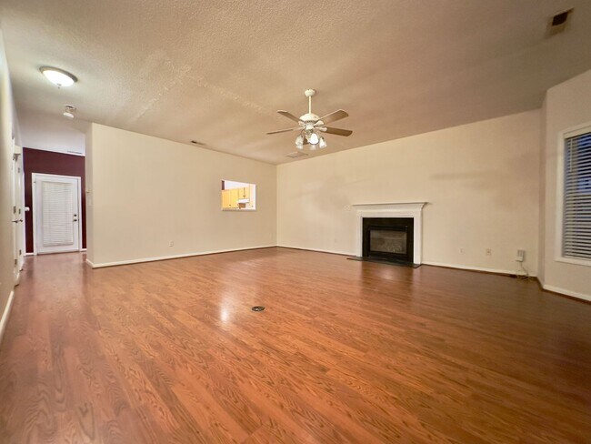 Foto del edificio - Charming Townhouse in Prime Morrisville Location!