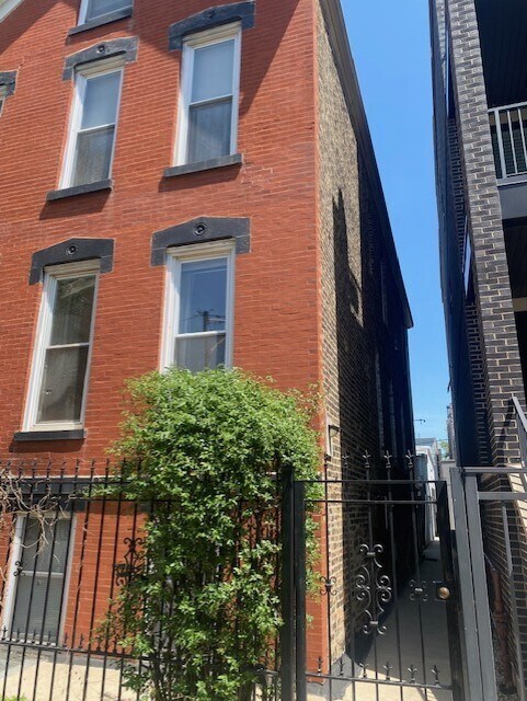 Primary Photo - 827 N Wood St