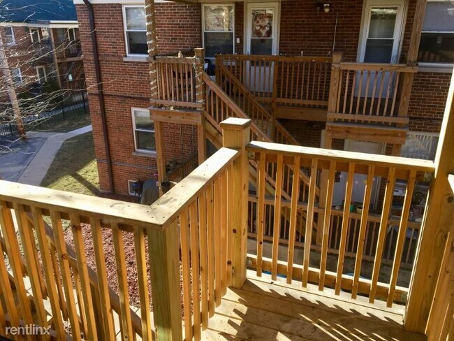 Building Photo - 2117 W Berwyn Ave