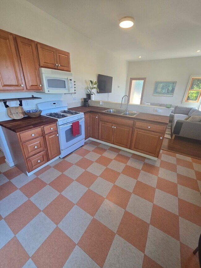 Foto del edificio - Beautiful ADU Unit Available ....