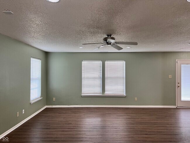 Foto del edificio - 10400 Hickory Hill Dr