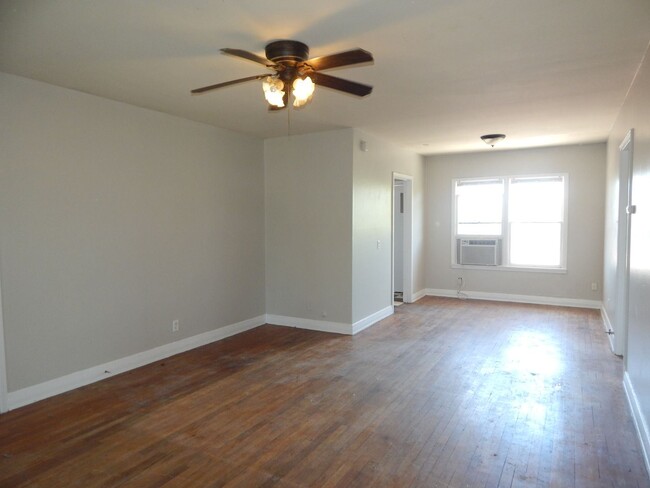 Building Photo - 2 br, 1 bath House - 253 Rosebud Avenue #5