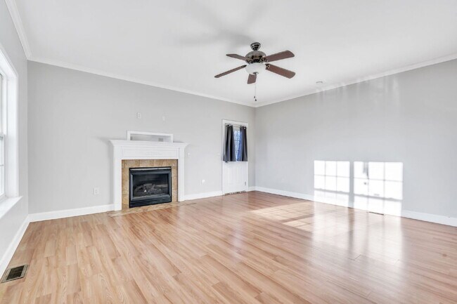 Foto del edificio - Beautifully 3-Bed Oasis in Travelers Rest with Granite Kitchen & Cozy Fireplace