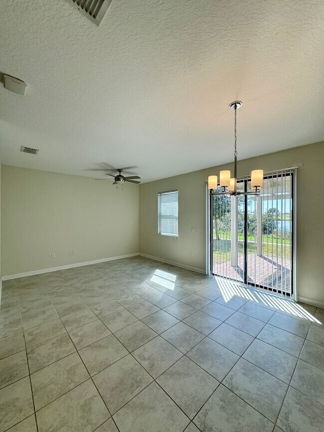 Foto del edificio - Spacious 3-Bed Townhouse with Scenic Views...