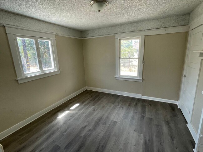 Building Photo - 1726 N Sierra Way