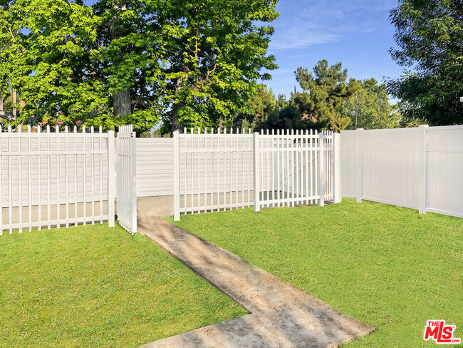 Building Photo - 15227 Valleyheart Dr
