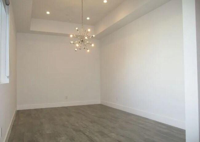 Building Photo - 1211 N Mariposa Ave