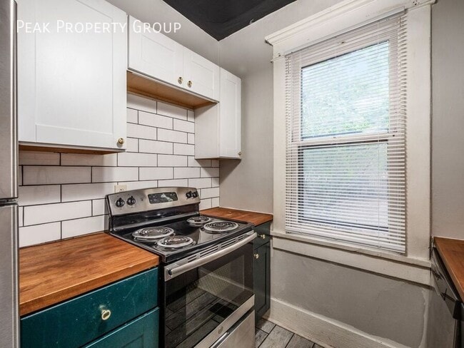 Building Photo - 1502 Summit St