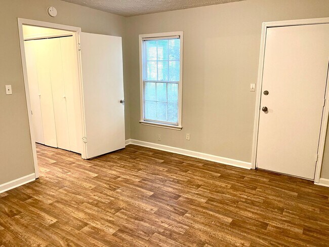 Foto del edificio - Welcome to this handsome 2 bedroom, 1 bath...