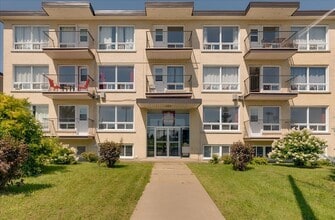 Building Photo - 2415 Ch Ste-Foy