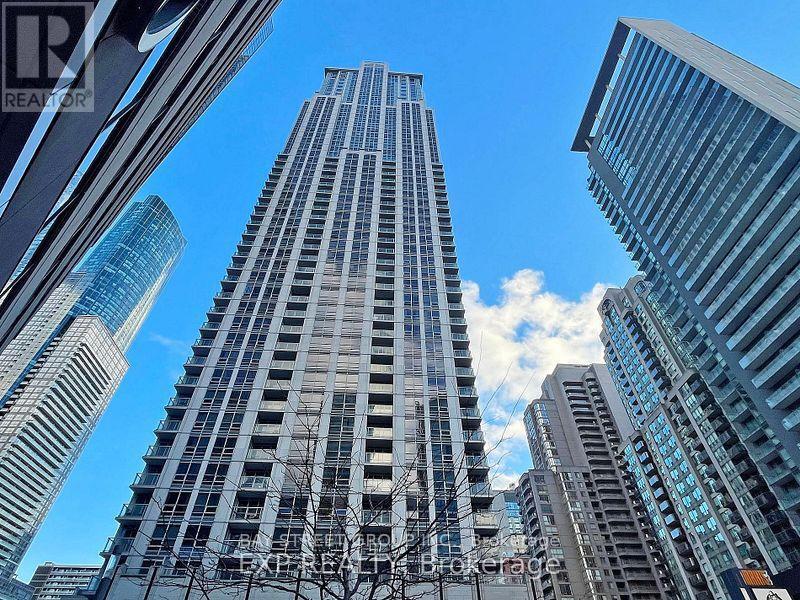 Photo principale - 763-763 Bay St.