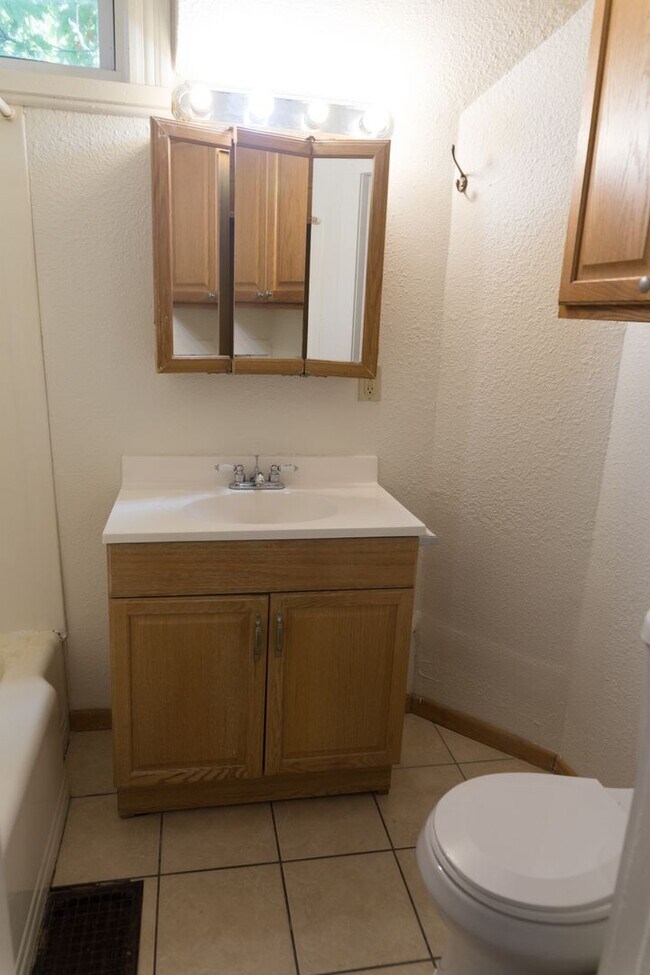 Building Photo - Prime 5 Bedroom in Dinkytown close to the U of M!