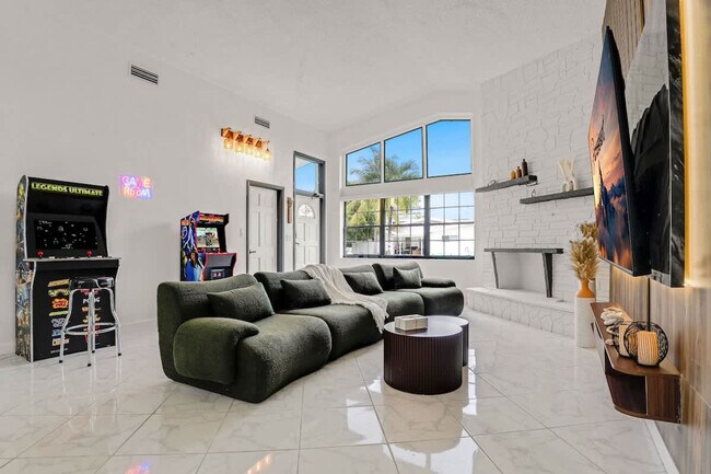 Building Photo - 20140 NE 25th Ct