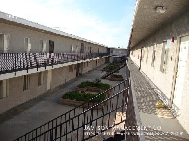 Foto del edificio - 13709 Chadron Avenue