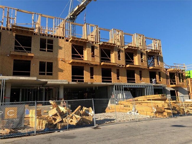 Building Photo - 712 E 3rd St