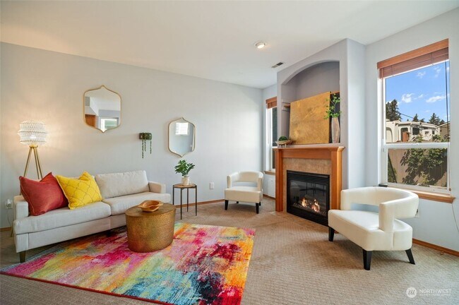 Building Photo - 2 Bedroom 2.5 Bath Town House with Fenced ...