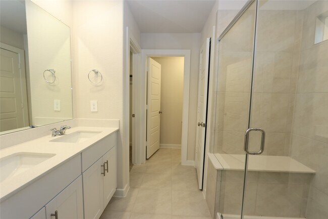 Building Photo - 6686 Lahna Oak Dr