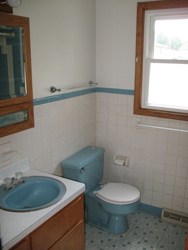 bath - 1317 E 28th St