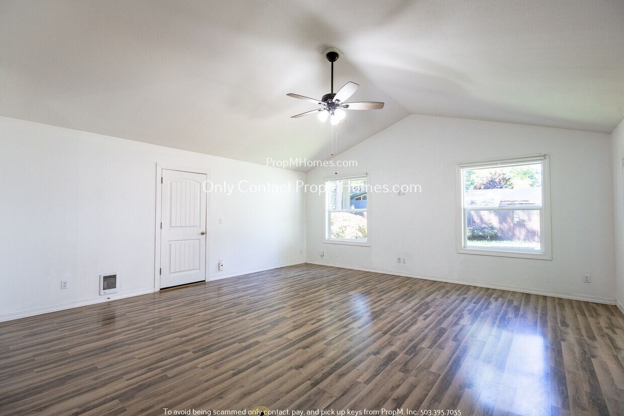 Foto principal - Light-Filled, Recently Updated Three Bedro...