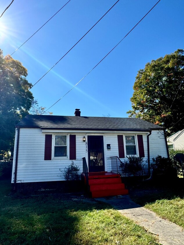 Primary Photo - 3 bed 1 bath house With Central Hvac Fence...