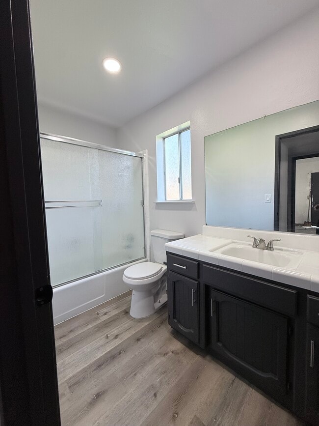 Main floor full bathroom (tub & shower) - 1128 S Edison St