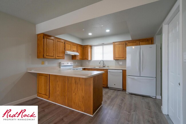 Building Photo - Remodeled 2 Bedroom Townhome. Pet Friendly!