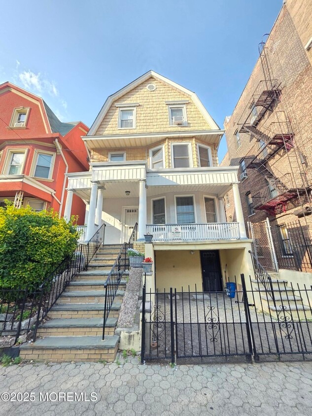 Primary Photo - 122 Jewett Ave