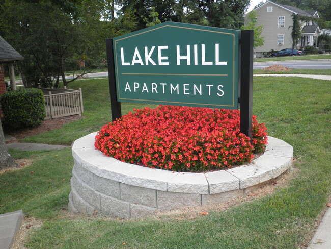 Letrero de oficina de arrendamiento - Lake Hill Apartments