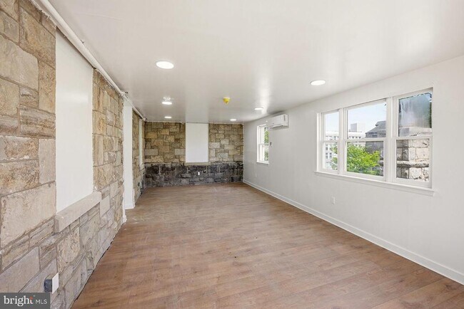 Building Photo - 6012 Ridge Ave