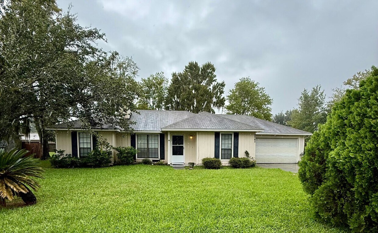 Primary Photo - Great Three Bedroom Two Bath Home in Great...