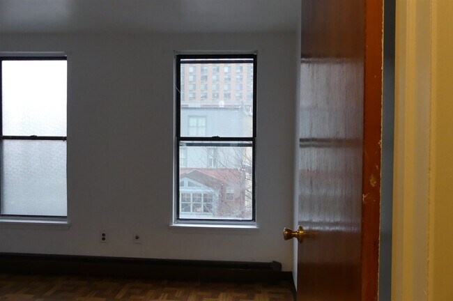 Building Photo - 203 York St