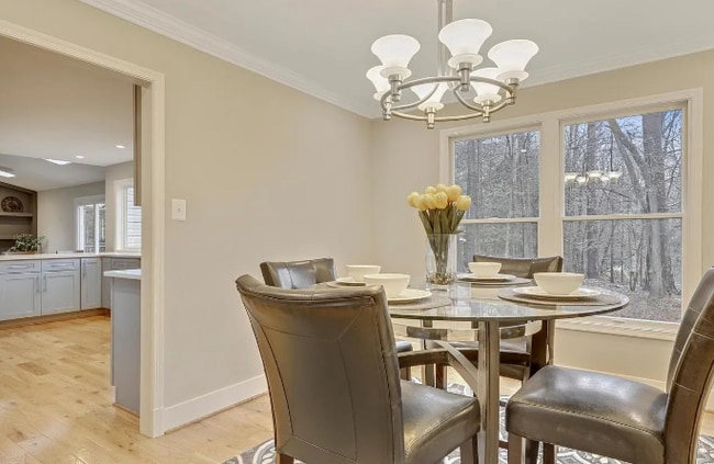 Foto del edificio - 705 Symphony Woods Dr