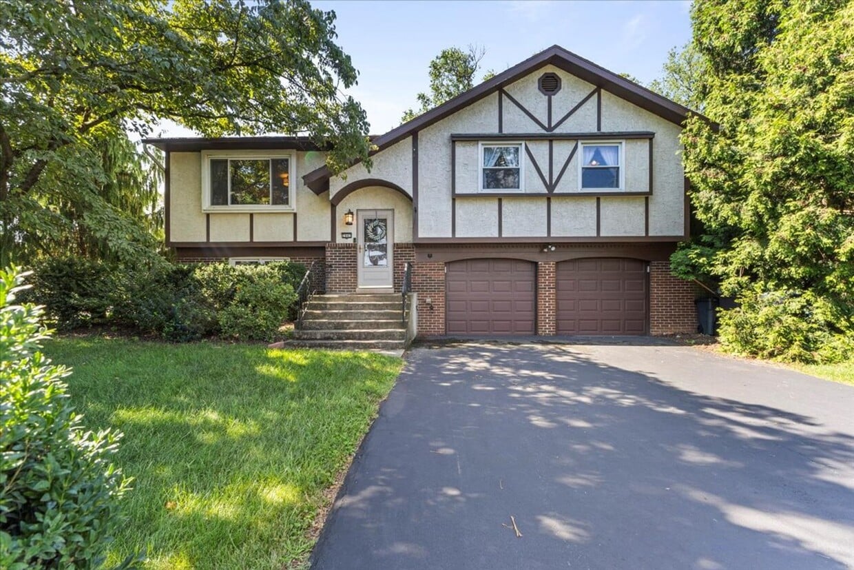 Primary Photo - Beautiful Detached Home in Prime Salisbury...
