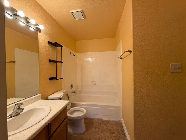 Foto del edificio - Charming two-story condo with 2 bedrooms