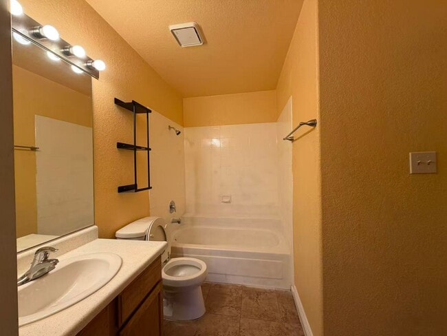 Building Photo - Charming two-story condo with 2 bedrooms