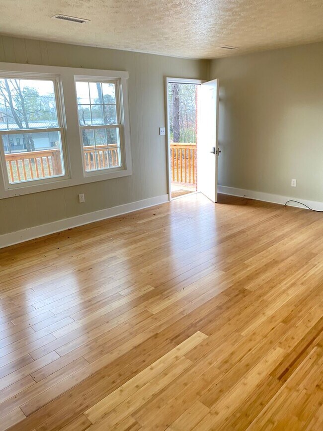 Foto del edificio - 5 Bedroom, 2.5 Bathroom house, Super convenient location! Arden