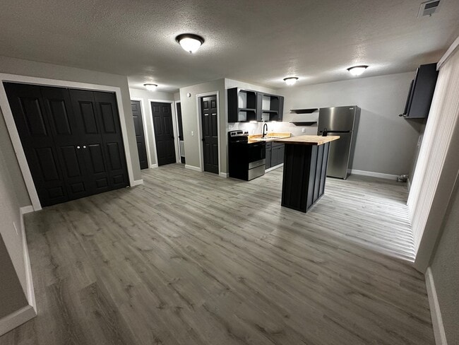 Building Photo - 2 Bedroom Apartment on Lake Treeline in Four Seasons