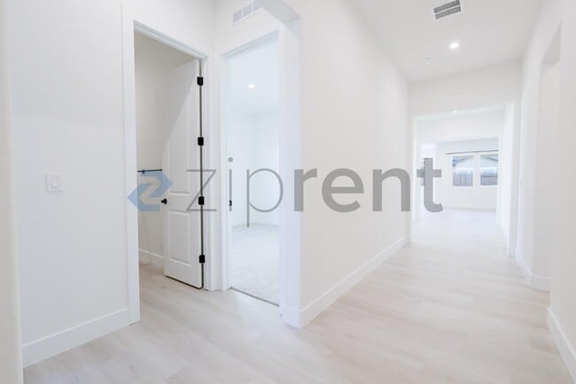 Building Photo - Unit