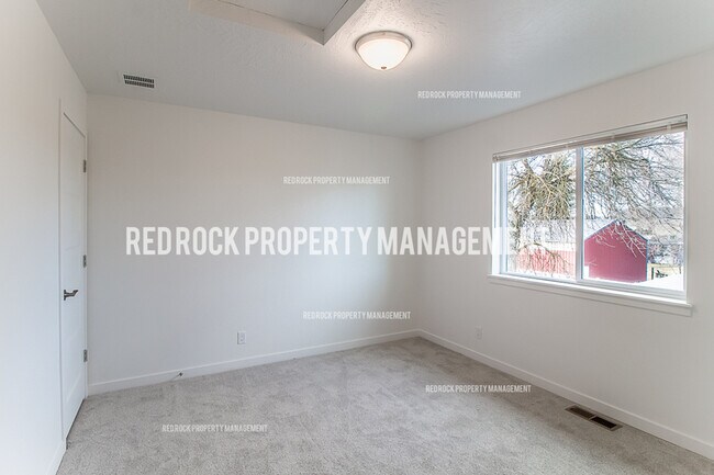 Foto del edificio - 1030 N Davis Ln