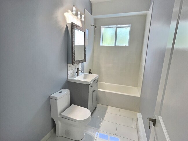 Foto del edificio - 2700 W Summerdale Ave
